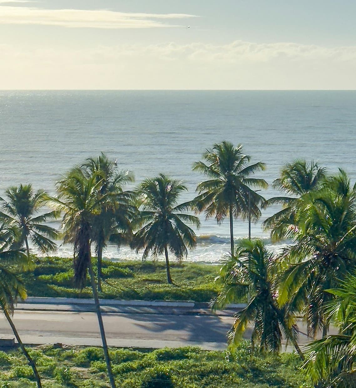 Praia tropical com águas turquesa — VianTi guias de viagem